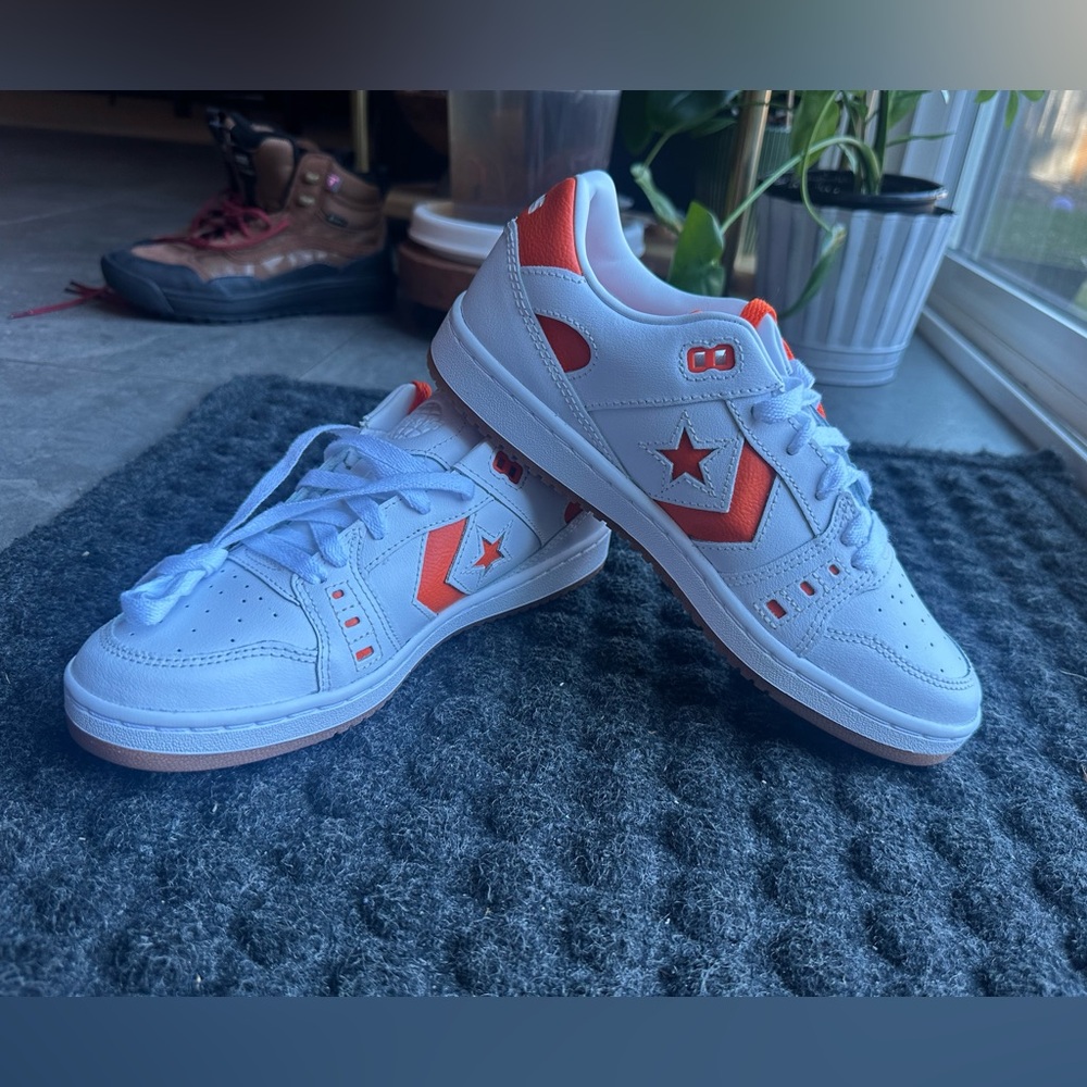 White and orange Converse never worn! Women’s size 8